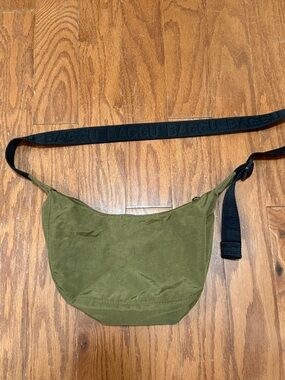 BAGGU Small Crescent Crossbody Bag